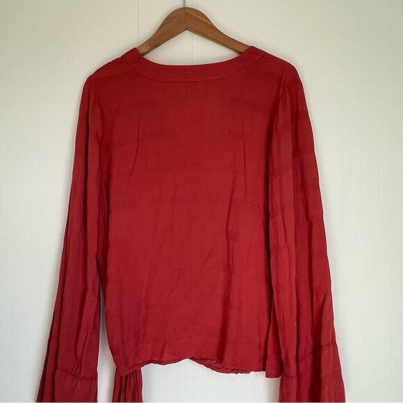 Free People v-neck tie front wide sleeve red textured top size medium - Picture 8 of 10